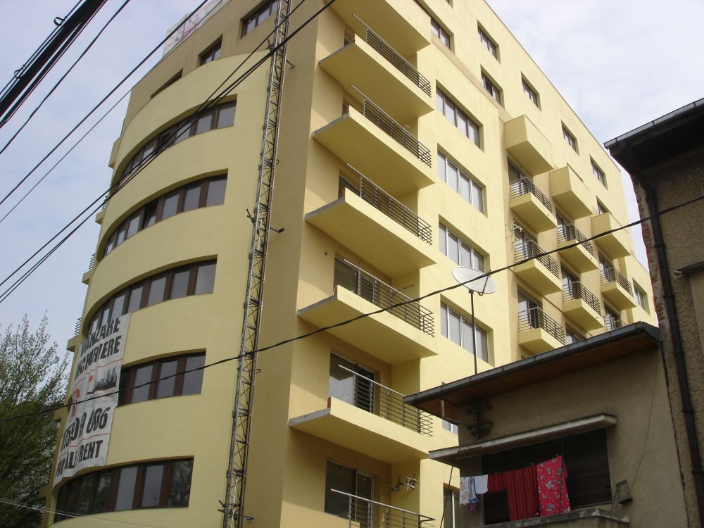 Bloc nou, dărâmat pentru nerespectarea autorizaţiei de construcţie