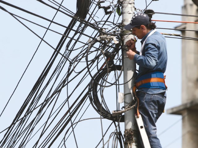 Firmele din Spania caută electricieni și mecanici