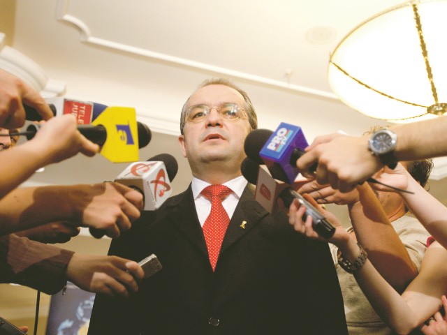 Boc: Cei care au pierdut 25% din salariu vor recupera o parte din bani în 2011