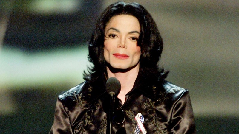 Fanii lui Michael Jackson dansează pentru a marca 52 de ani de la naşterea artistului