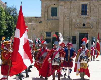 Cavalerii de Malta din România şi Italia îşi aduc reciproc acuzaţii de înşelătorie şi evaziune