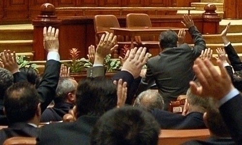 Scandalul cu repetiţie în Cameră: Opoziţia a părăsit plenul pentru a şaptea oară
