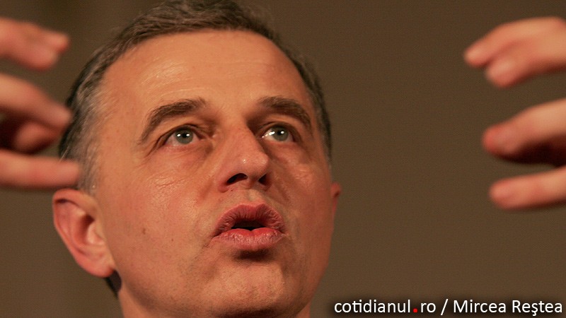 Geoană stă în sală, alături de delegaţii de la Dolj