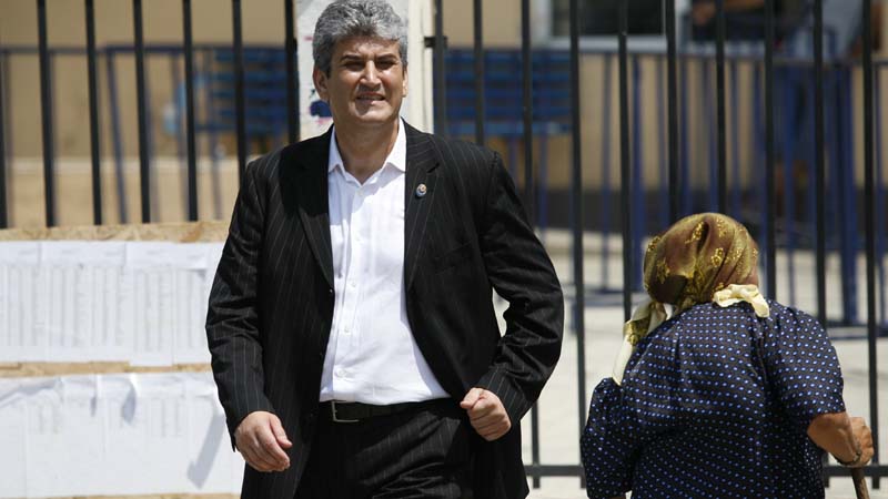 Ministrul Apărării îşi plimbă partidul pe banii statului
