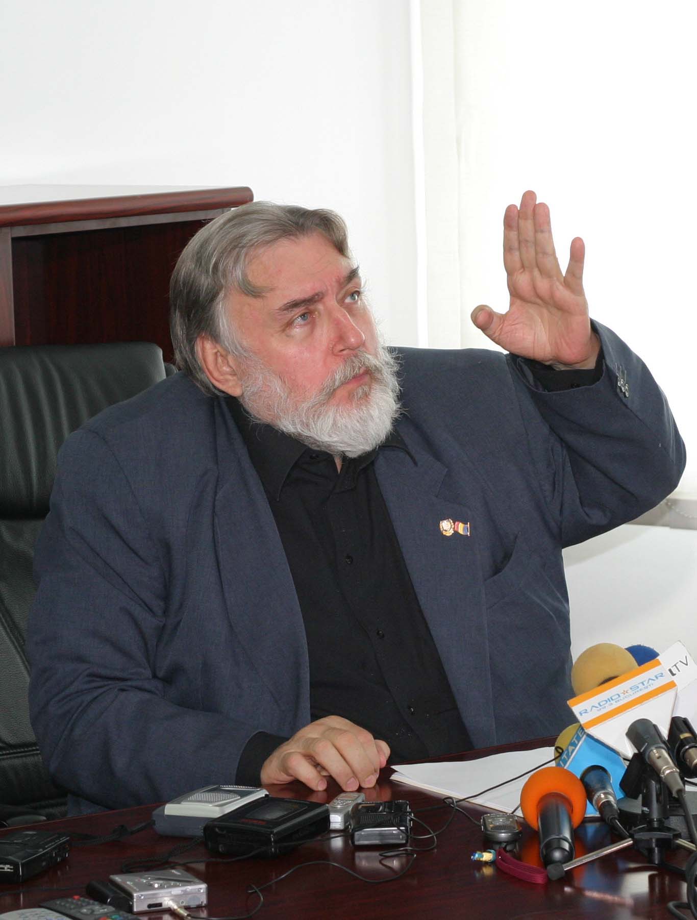 Andrei Păunescu îi scrie tatălui: Unii trag ca hienele din tine