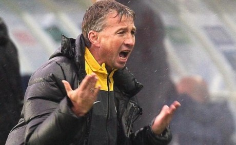 Dan Petrescu primeşte o lovitură din România