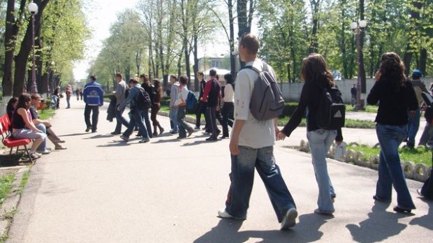 Elevii care chiulesc masiv de la şcoală rămân fără alocaţii
