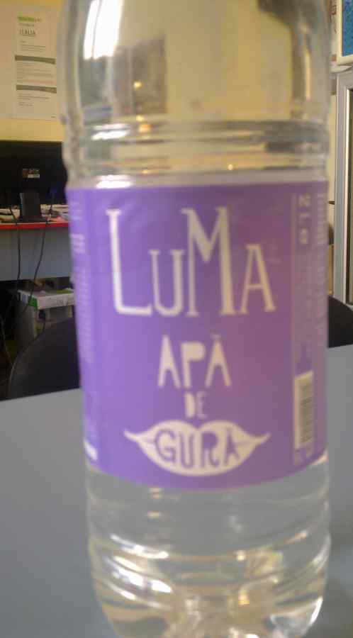 Băutură alcoolică pe post de apă de gură cu gust de prună şi de brandy