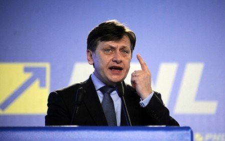Antonescu: Președintele continuă batjocura la adresa Guvernului