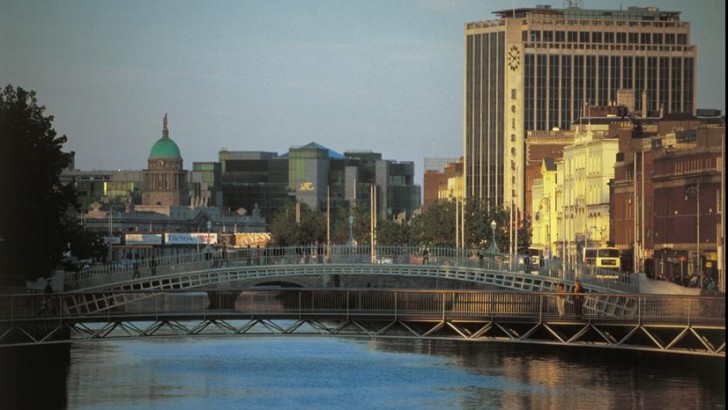 Ce joburi îi aşteaptă pe români în Irlanda, ţara cu salariul minim de 1.500 euro