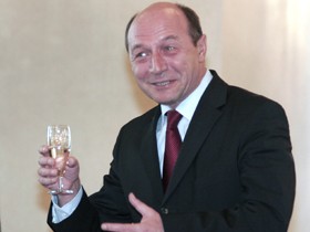 Băsescu petrece la castel de ziua lui