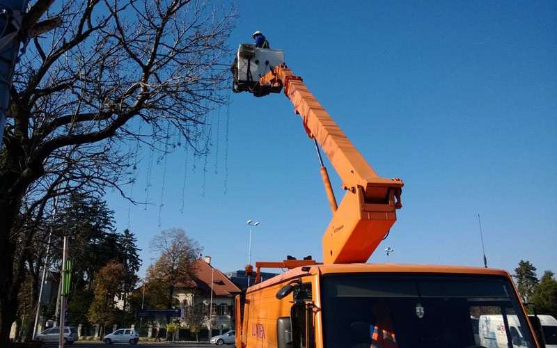 În București se instalează deja ornamentele luminoase de sărbători