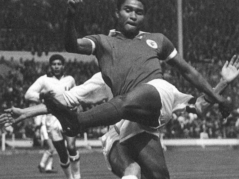 Eusebio, al doilea mare fotbalist al tuturor timpurilor, ne-a părăsit