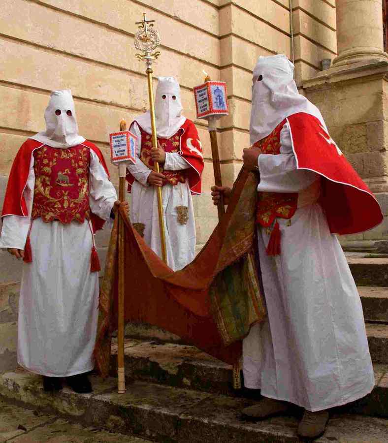 Între lumânări şi mistere, pasiune şi credinţă