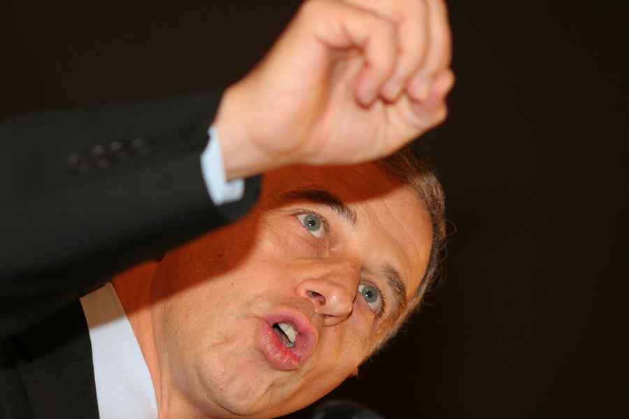 Ministrul Oprea ar putea fi audiat în Parlament