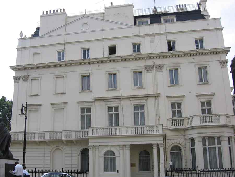 Sub auspiciile absenţilor. O incursiune în istoria clădirii ICR Londra