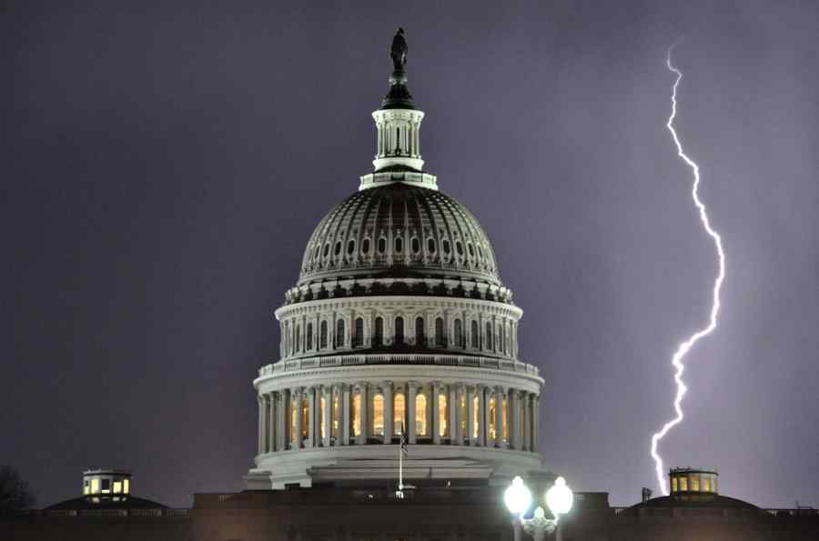 Foreign Policy: America devine o conjuraţie a imbecililor