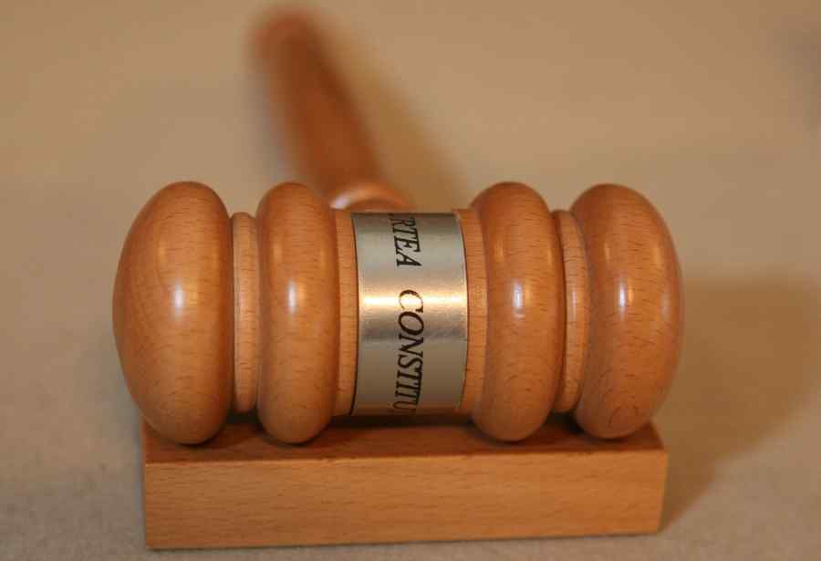 Abrogarea din Codul Penal privind presiunile asupra justiţiei,  constituţională