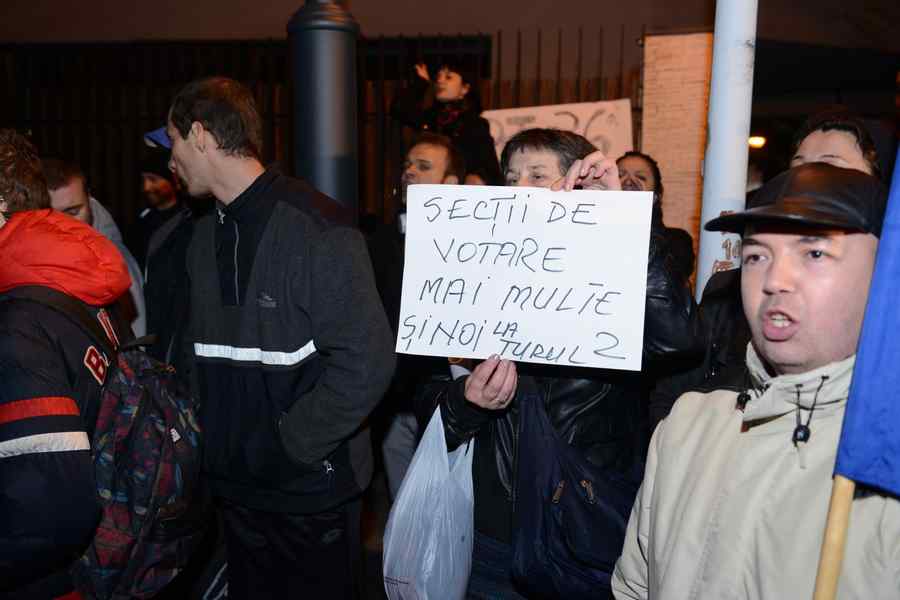 Românii, la coadă la secţiile din străinătate