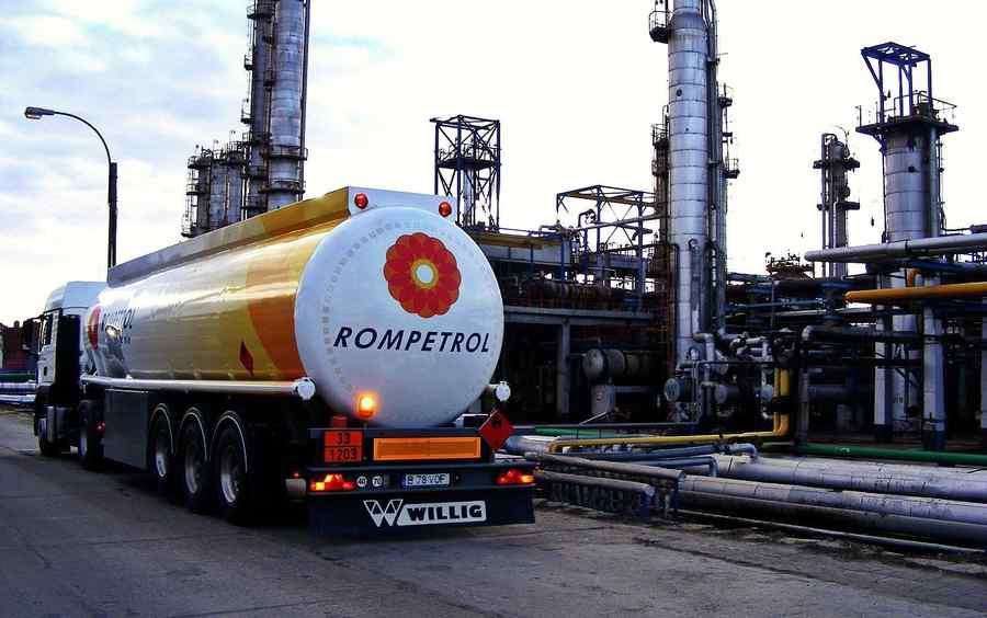 Firma care operează rafinăria Petromidia riscă dizolvarea