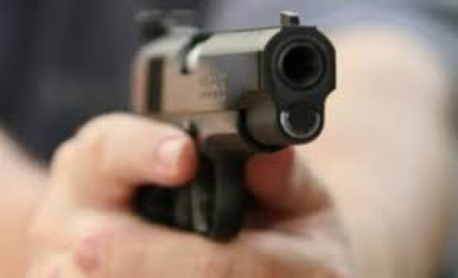 S-a trezit cu pistolarul în curtea casei