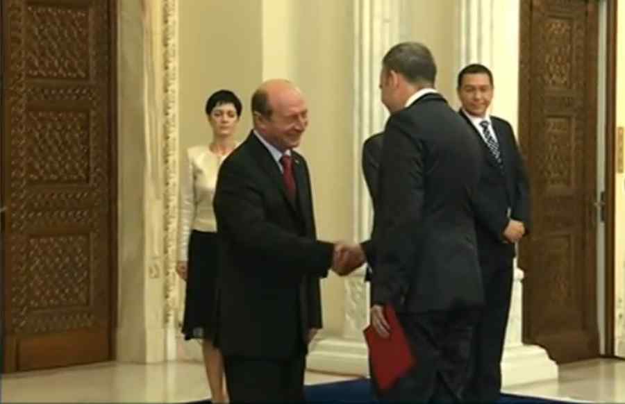 Băsescu, către Vâlcov, la învestire: „Aveţi ce afla de la mine”