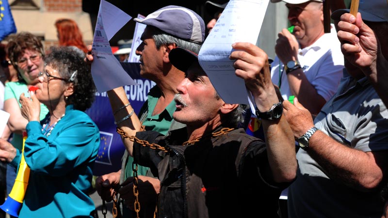 Pensionarii, înarmați cu lanțuri la protest