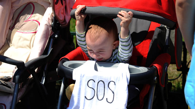 Mămicile au purtat la protest tricouri cu mesajul „SOS”