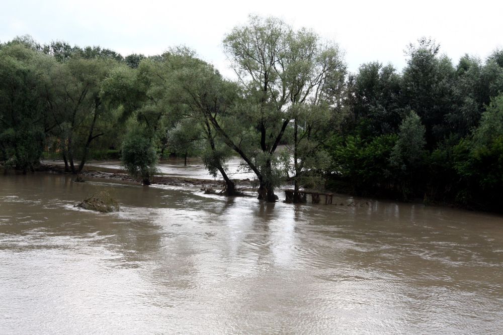 Cod galben de inundaţii, până luni