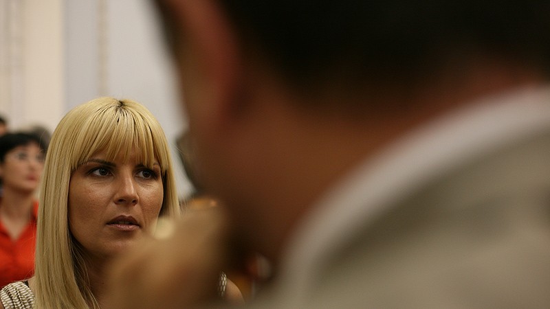 Elena Udrea dă 180.000 euro uneia dintre cele mai controversate firme de pe piaţa de turism