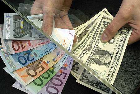 Speculatorii pariază pe dolar, anticipând deprecierea euro