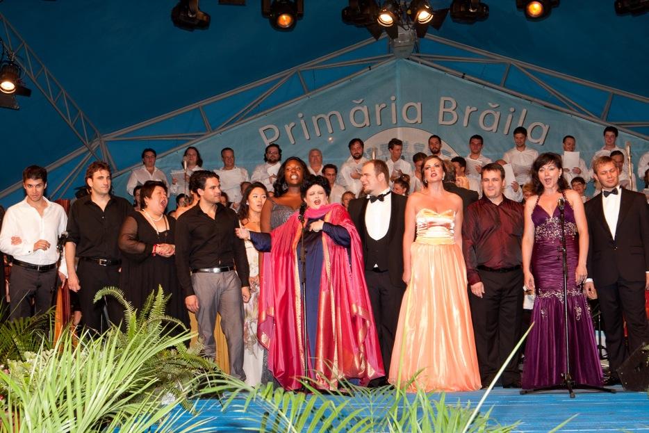 Ovaţii şi flori pentru laureaţii Concursului Internaţional de Canto „Hariclea Darclee”