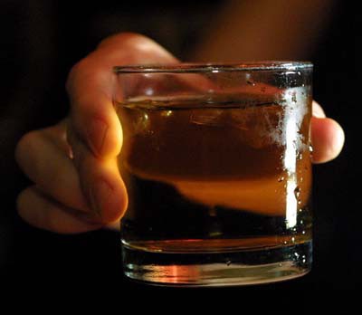O ladă de whisky, îngropată de 100 de ani în gheaţă