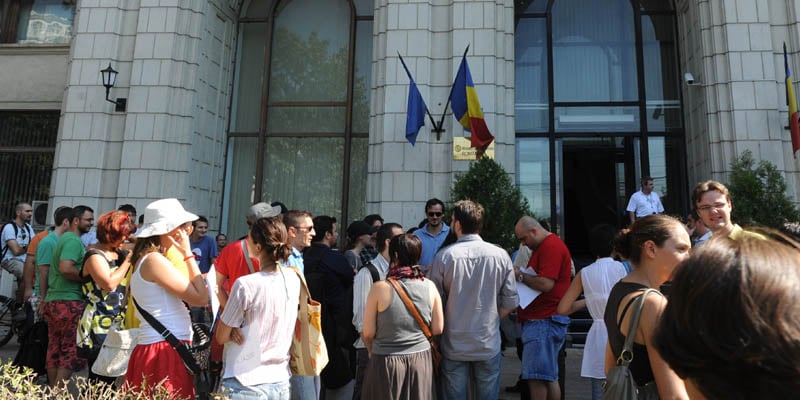 Jurnaliștii și artiștii protestează la fereastra lui Vlădescu