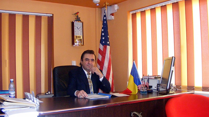 Gringo-românul Cosmescu a deschis o fabrică de bisturie laser într-o pădure