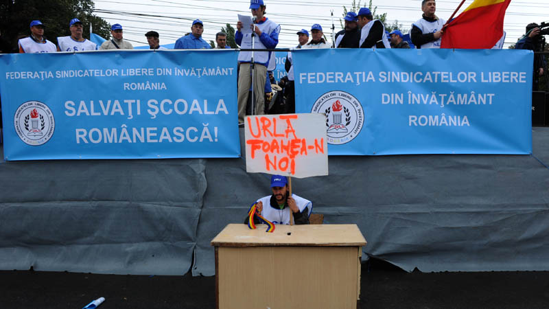 Dascălii şi-au strigat nemulţumirile la Palatele Puterii