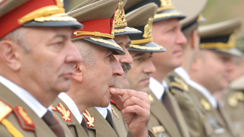 Băsescu şi Oprea au pus-o de un monument