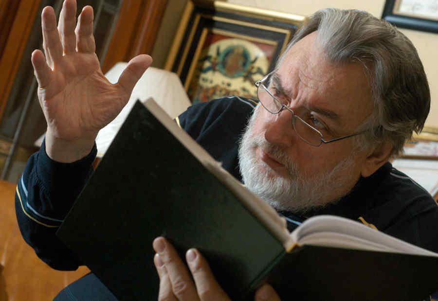 Viaţa lui Adrian Păunescu în câteva cuvinte