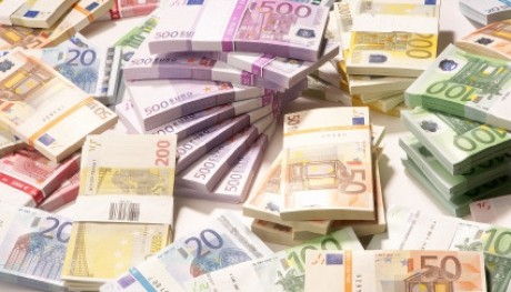 Un preot a dat 83.000 de dolari pe filme XXX din banii enoriaşilor