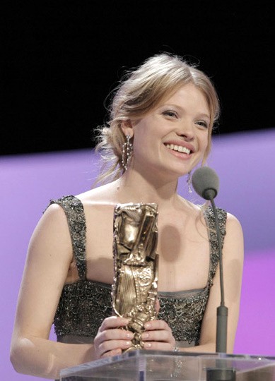 Femeia-copil al cărei zâmbet a cucerit cineaştii