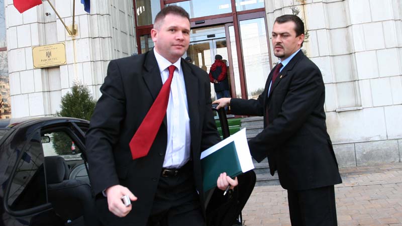 Amănunte despre activitatea infracţională a unui şef de serviciu secret