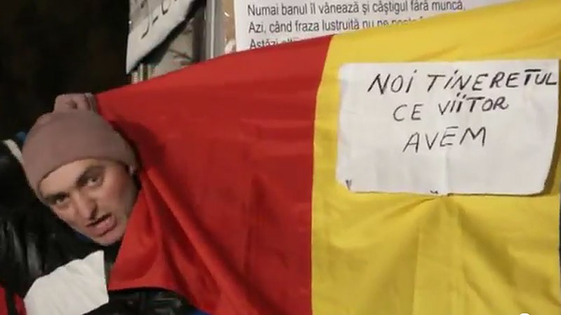 Puterea, contestată din nou în stradă de mii de oameni: „Jos Băsescu!”, „Hoții!”, „Demisia!”