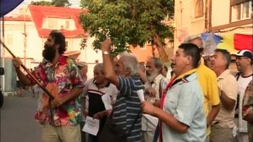 Traian Băsescu, huiduit la sediul de campanie: „Ghici ghicitoarea mea, cine va pleca? Băsescu”