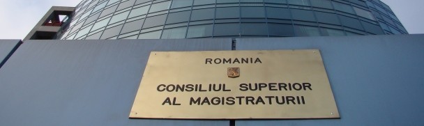 În sala de judecată, procurorii vor sta mai sus decât avocații
