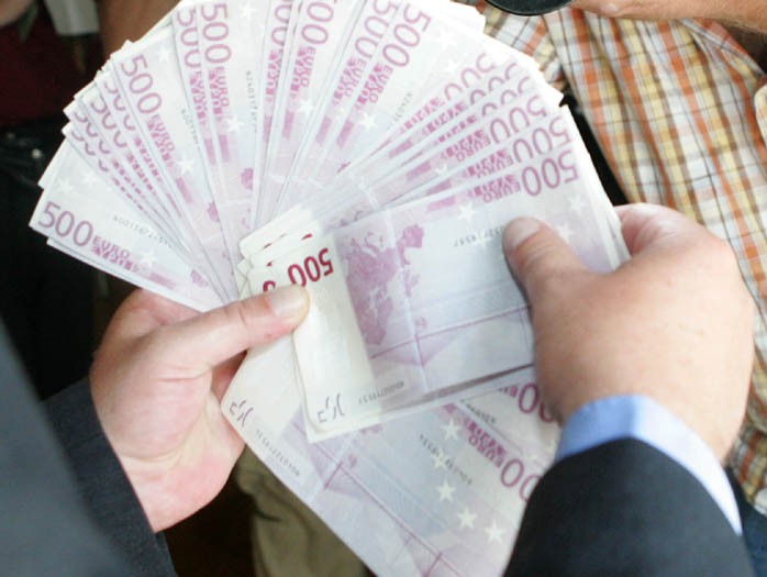 Investiţiile străine directe atrase de România în primele cinci luni, în scădere consistentă