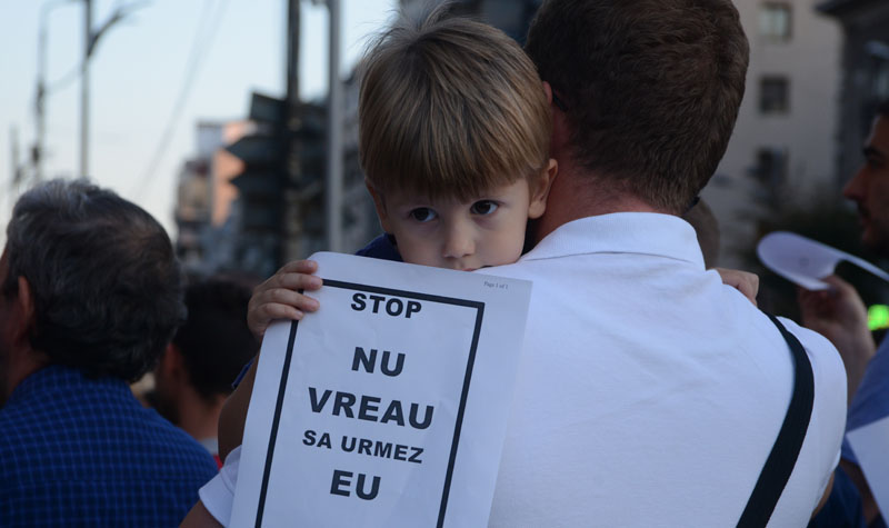 Protest spontan în Piaţa Romană: „Vă rugăm să ne scuzaţi, nu vrem să mai fim muşcaţi”