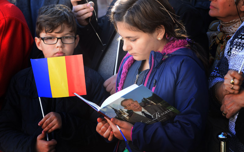 Regele Mihai, sărbătorit de mii de oameni la Palatul Elisabeta