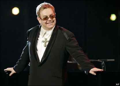 Elton John a amânat concertul de la Bucureşti