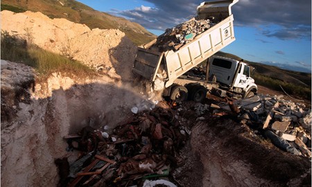 Haiti, cadavre în gropi comune. Cadbury acceptă oferta Kraft. Mailurile jurnaliştilor din China au fost sparte