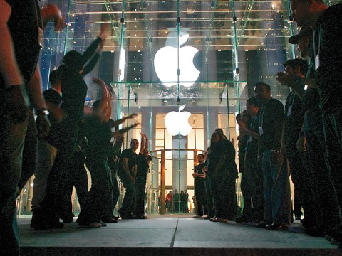 Apple se extinde pe piața de publicitate, în timp ce Google își lansează propriul telefon